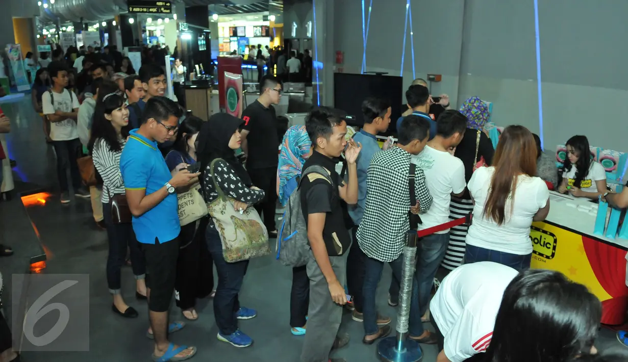 Suasana registrasi dan antrian untuk photobooth saat acara nonton bareng di Blitzmegaplex Central Park, Jakarta, Minggu (8/11/2015). Acara semakin meriah dengan kehadiran stand Pindy Mint Frez. (Liputan6.com/Panji Diksana)
