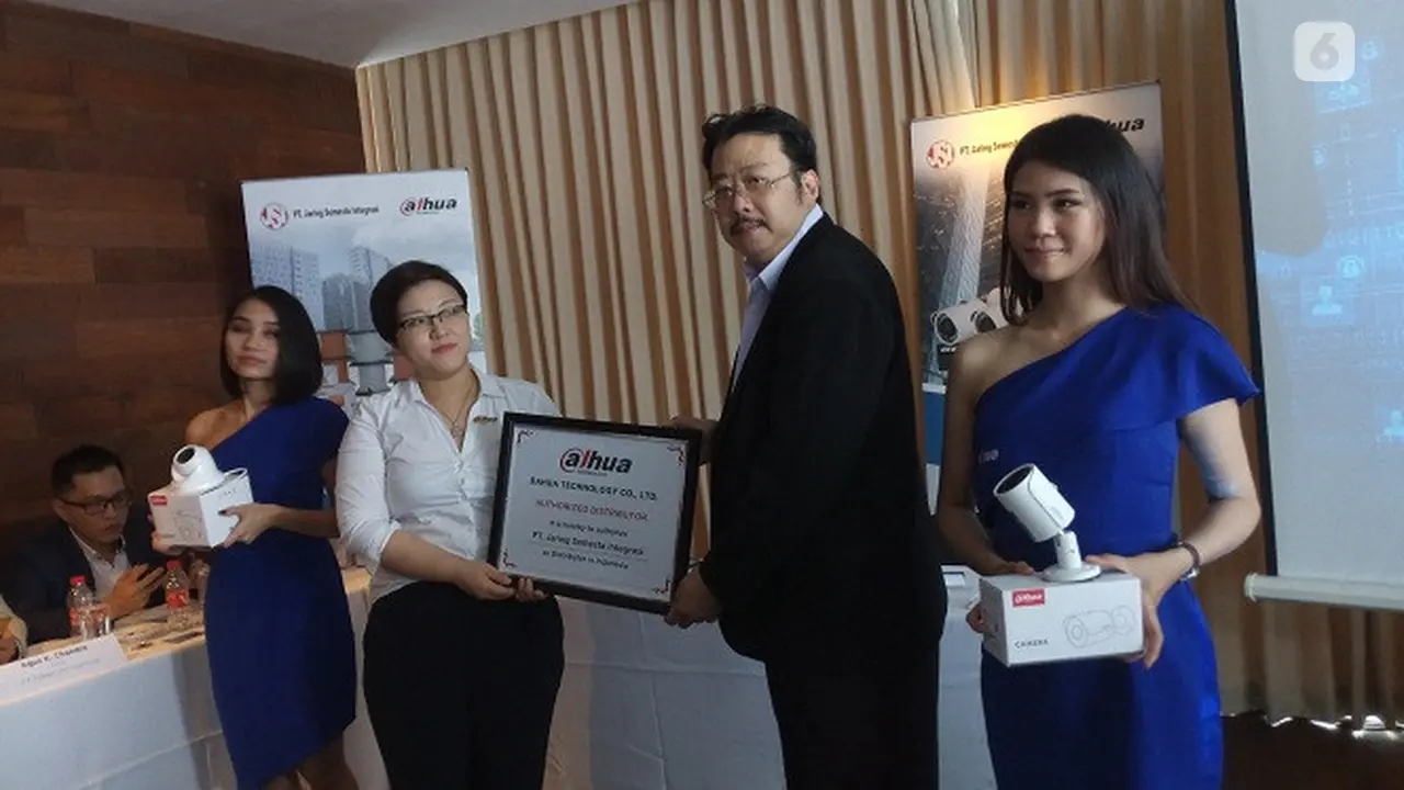 Dahua Bisnis Manager, Kris Wu (kemeja putih) dan Direktur PT JSI, Sendy Suwendy