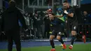 Pemain Napoli, Giacomo Raspadori (tengah) merayakan gol penyeimbang 1-1 ke gawang Lazio dalam laga lanjutan Liga Italia 2024/2025 di Olympic Stadium, Roma, Italia, Minggu (16/02/2025) WIB. (AFP/Filippo Monteforte)