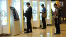Nasabah melakukan transaksi di ATM Mandiri, Jakarta, Senin (29/4/2019). PT Bank Mandiri Tbk membukukan laba bersih Rp 7,2 Triliun pada Kuartal I 2019. (Liputan6.com/Angga Yuniar)