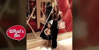 Nia Ramadhani dan putrinya, Mikhayla Zalindra Bakrie terlihat serasi di setiap penampilan. Meskipun sudah memiliki dua anak, kecantikan Nia masih menjadi perhatian netizen.