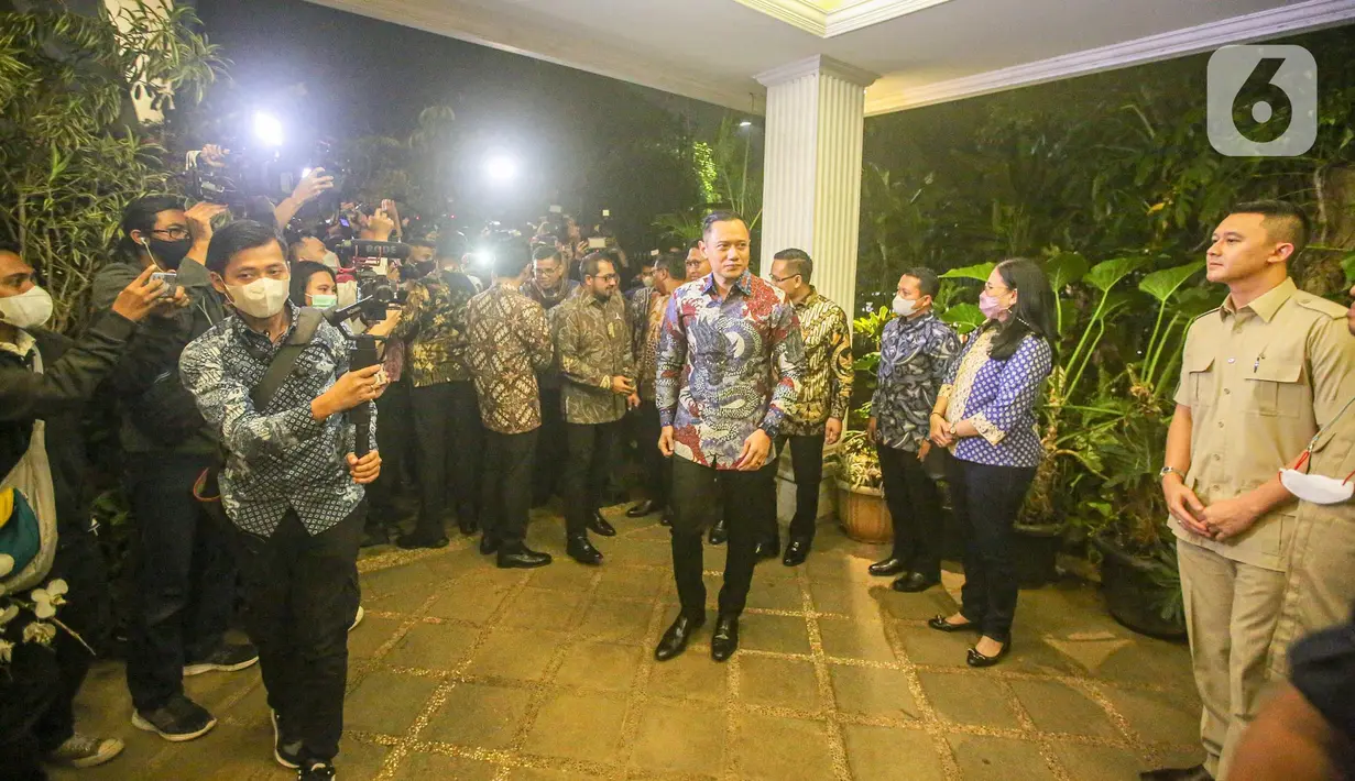 Ketua Umum Partai Demokrat Agus Harimurti Yudhoyono saat tiba di kediaman Ketua Umum Partai Gerindra Prabowo Subianto di Kertanegara, Jakarta, Jumat (24/6/2022). Pertemuan antara Partai Demokrat dan Partai Garinda tersebut untuk mempererat komunikasi dan silaturahmi. (Liputan6.com/Faizal Fanani)