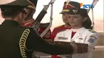 sementara Alifah, Paskibraka dari Provinsi Banten membawa teks proklamasi.