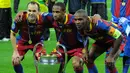 Andres Inesta, Seydou Keita, dan Eric Abidal foto bersama trofi liga champions, setelah menjurainya di Wembley tahun 2011. (AFP)