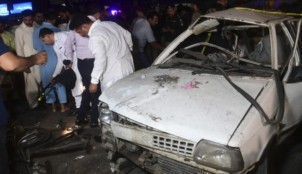 Petugas keamanan memeriksa lokasi setelah ledakan bom, di Karachi pada 12 Mei 2022. Satu orang tewas dan 12 terluka dalam ledakan bom akhir 12 Mei 2022 di Karachi, kata polisi, hanya dua minggu setelah serangan bunuh diri oleh sebuah kelompok separatis Pakistan membunuh empat orang di kota yang sama. (AFP/Asif Hassan)