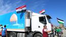 Menurut Hamas, yang menguasai Gaza, hanya sekitar 20 truk yang akan memasuki Gaza pada hari Sabtu, dengan membawa bantuan dalam jumlah terbatas. (Mohammed Assad / AFP)