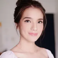Selain casual, Sheila Marcia juga pernah tampil menawan dengan makeup natural. Ia memakai busana merah muda dan rambut ditata simpel membuat pemilik nama lengkap Sheila Marcia Joseph itu kian tampil flawless. (Liputan6.com/IG/@itssheilamj)