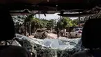 Orang-orang berjalan melewati kendaraan yang rusak di sebuah jalan setelah banjir parah melanda kota Alamo, di negara bagian Veracruz, Meksiko, pada 13 Oktober 2025. (Hector Quintanar/AFP)