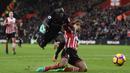 Striker Liverpool, Sadio Mane, berusaha melewati bek Southampton, Virgil Van Dijk, pada laga Premier League di St Mary Stadium, Inggris, Sabtu (19/11/2016). Kedua tim bermain imbang 0-0. (Reuters/Dylan Martinez)
