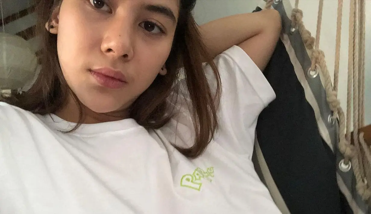 Se-simple gaya dengan kaus putih yang stylish, begitu juga gaya dandanannya yang sederhana namun terlihat memesona (Foto: Instagram @adindathomas)