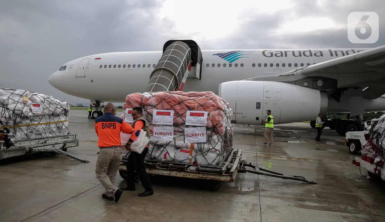 Petugas menyiapkan bantuan untuk penanganan gempa di Turki dan Suriah di di Base Ops Lanud Halim Perdana Kusuma, Jakarta, Selasa (21/2/2023). Dampak gempa ini menyebabkan 35.418 orang meninggal dunia lebih dari 24.921 orang luka luka dan lebih dari 80.000 lebih bangunan rusak. (Liputan6.com/Faizal Fanani)