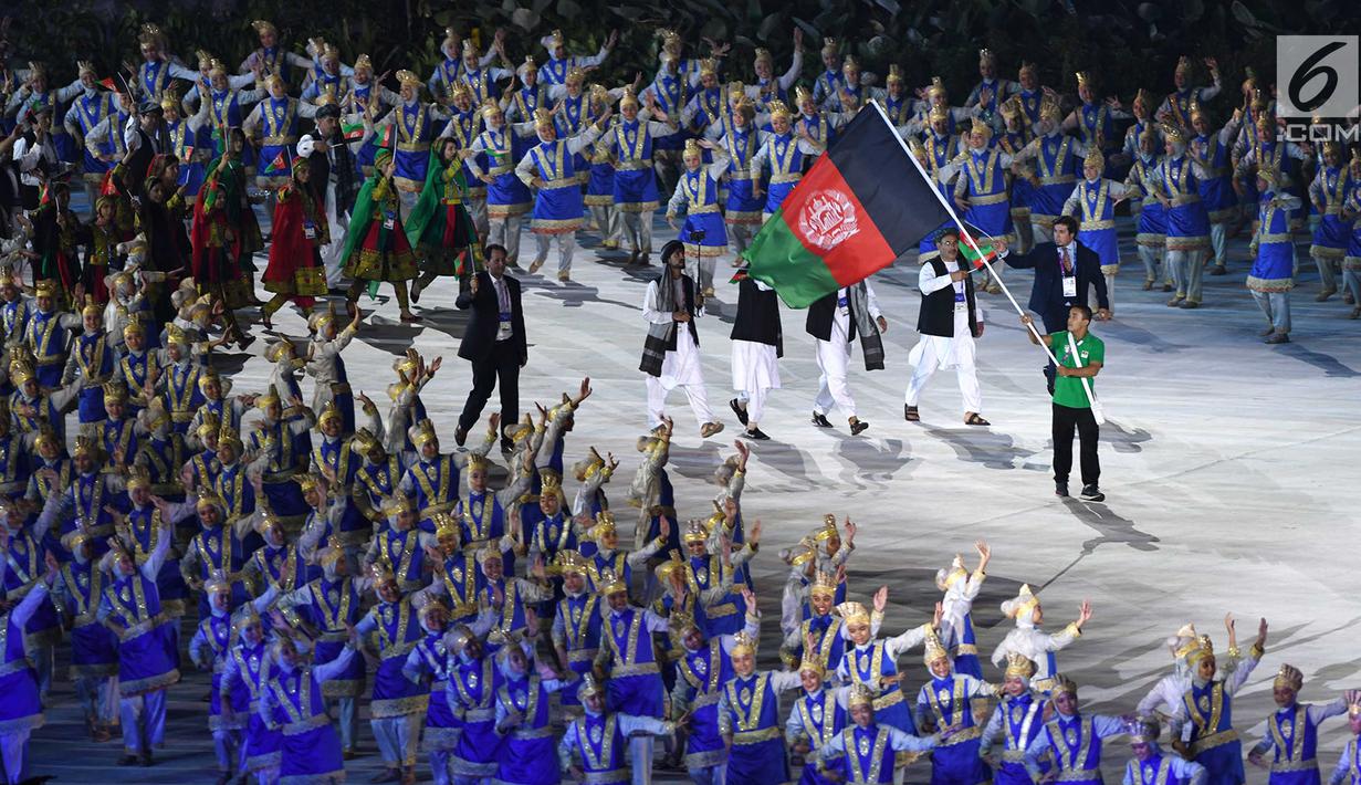 Kontingen Afghanistan melintas saat pembukaan Asian Games 2018 di Stadion Utama Gelora Bung Karno (SUGBK), Jakarta, Sabtu (18/8). Asian Games 2018 diikuti 45 negara. (Merdeka.com/Imam Buhori)