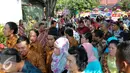 Sejumlah tamu undangan saat menghadiri resepsi pernikahan Gibran Rakabuming putra sulung Presiden Joko Widodo dan Selvi Ananda di Gedung Graha Saba Buana, Solo, Jawa Tengah, Kamis (11/6/2015). (Liputan6.com/Faizal Fanani)