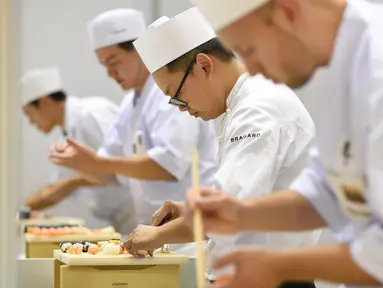Sejumlah koki dunia bersaing mengikuti World Sushi Cup Japan 2016 di Tokyo, Kamis (18/8). 27 koki dari 14 negara mengikuti kompetisi membuat sushi ini. (Toru Yamanaka / AFP)