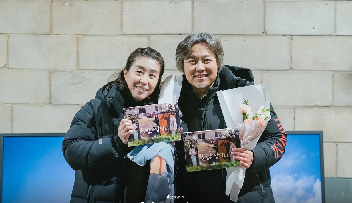 Kim Mi Kyung, yang berperan sebagai ibu Jo Sam Dal, Go Mi Ja, berkomentar, “Rasanya seperti saya memimpikan hal yang indah dan bahagia di Pulau Jeju. Kami tertawa dan menangis seolah itu adalah kisah kami, tapi sekarang rasanya seperti kami telah terbangun dari mimpi itu.” (Foto: Instagram/ jtbcdrama)