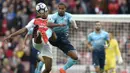 Penyerang Arsenal, Alex Iwobi, berebut bola dengan penyerang Swansea, Wayne Routledge, pada laga Premier League di Stadion Emirates, London, Sabtu (15/10/2016). Arsenal menang 3-2 atas Swansea. (Reuters/Hannah McKay)