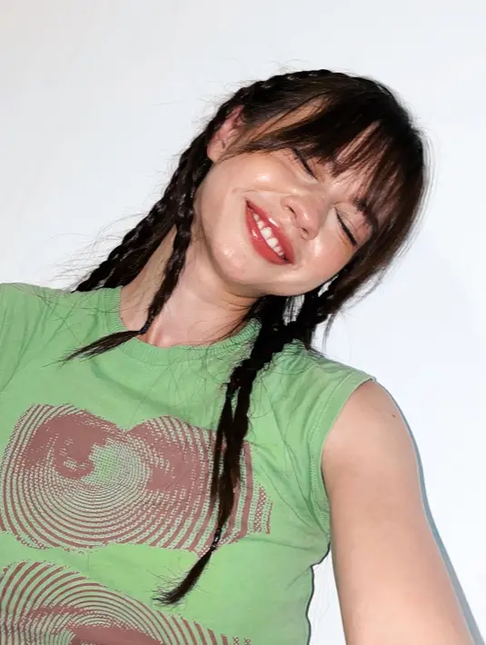 Bukan hanya warganet, tapi beberapa teman sesama artis juga ikut berkomentar dan mengira potret Yuki Kato kali ini mirip dengan idol K-pop kelahiran Thailand tersebut. Berkarir sejak kecil, Yuki membuktikan kalau karismanya tak berkurang. Justru semakin bertambah dan tampak memesona. (Liputan6.com/IG/@yukikt)