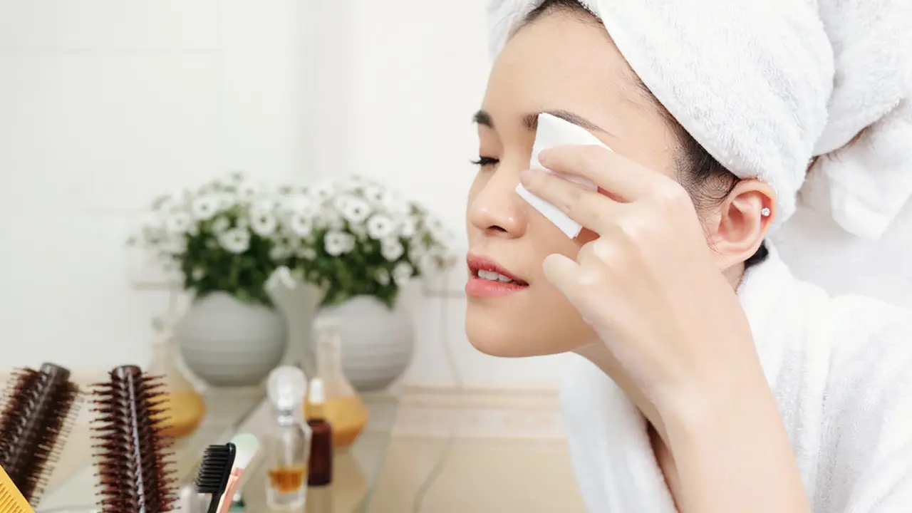 Trik Menghapus Makeup Mata Waterproof yang Tepat, Aman dan Tidak Bikin Iritasi