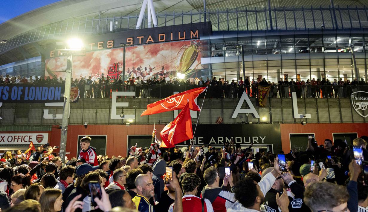 Para penggemar Arsenal merayakan kemenangan tim mereka di Liga Primer Inggris, di luar Stadion Emirates, London, Inggris, pada 19 Mei 2026. (Brook Mitchell/AFP)