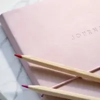 Simak manfaat-manfaat menulis jurnal untuk kesehatan mental, mengurangi overthinking!