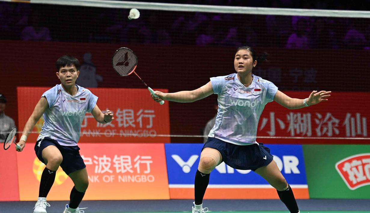 Pasangan yang dijuluki Tiwi/Fadia ini mengalahkan unggulan ke-6 asal Jepang tersebut dalam dua gim langsung dengan skor 21-12, 21-16. Tampak dalam foto, ganda putri Indonesia, Amallia Cahaya Pratiwi (kanan) dan Siti Fadia Silva Ramadhanti (kanan) saat bertanding melawan Rin Iwanaga/Kie Nakanishi (Jepang) pada babak perempat final Kejuaraan Bulu Tangkis Asia 2026 di Ningbo, provinsi Zhejiang, Tiongkok Timur pada Jumat 10 April 2026. (CN-STR/AFP) / China OUT