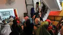 Pengurus Masjid Lautze membagikan takzil berbuka puasa untuk warga yang datang, Jakarta, Sabtu (11/6/2016). Selama bulan Ramadhan, Masjid Lautzd gelar buka puasa bersama untuk warga setiap hari Sabtu. (Liputan6.com/Yoppy Renato)