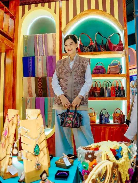 Sementara itu, dalam foto kedua, Kahiyang memilih tampilan yang lebih santai namun tetap fashionable.  Ia mengenakan vest tenun dari @by.khairunnisya, dipadukan dengan kemeja panjang berwarna sky blue yang memberi kesan soft dan feminin. Celana kulot jeans yang ia kenakan semakin menguatkan tampilan modern yang nyaman dikenakan sehari-hari. [@ayanggkahiyang].