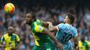 Pemain Manchester City, Nicolas Otamendi (kiri), berebut bola dengan pemain Norwich City, Cameron Jerome, dalam laga Liga Premier Inggris di Stadion Etihad, Manchester, Sabtu (31/10/2015) malam WIB. (AFP Photo/Lindsey Parnaby)