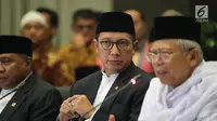 Menteri Agama Lukman Hakim Saifuddin dan Ketua MUI Maruf Amin memberikan keterang pers penetapan 1 Syawal 1438 H di Kementerian Agama, Jakarta, Sabtu (24/6). (Liputan6.com/Faizal Fanani)
