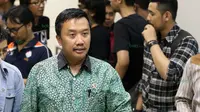 Menteri Pemuda dan Olahraga, Imam Nahrowi saat menemui wartawan di Gedung Kemenpora, Jakarta. (Bola.com/Nicklas Hanoatubun)