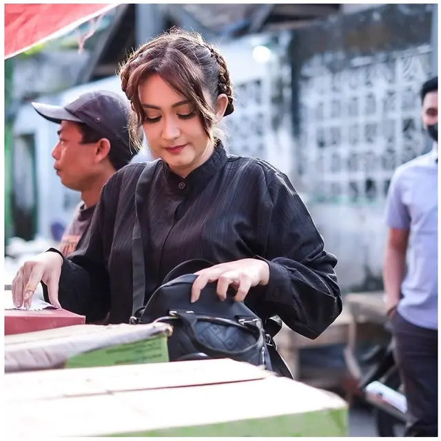 5 Model Rambut Kepang ala Nafa Urbach, Tampil Bak ABG di Usia 45 Tahun
