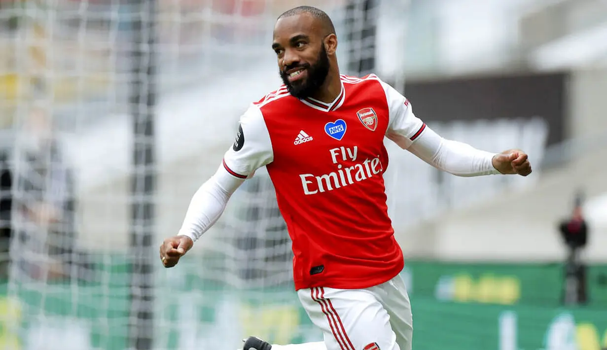 Striker Arsenal, Alexandre Lacazette, melakukan selebrasi usai membobol gawang Wolverhampton Wanderers pada laga Premier League di Stadion Molineux, Sabtu (4/6/2020). Arsenal menang dengan skor 2-0. (AP/Mike Egerton)
