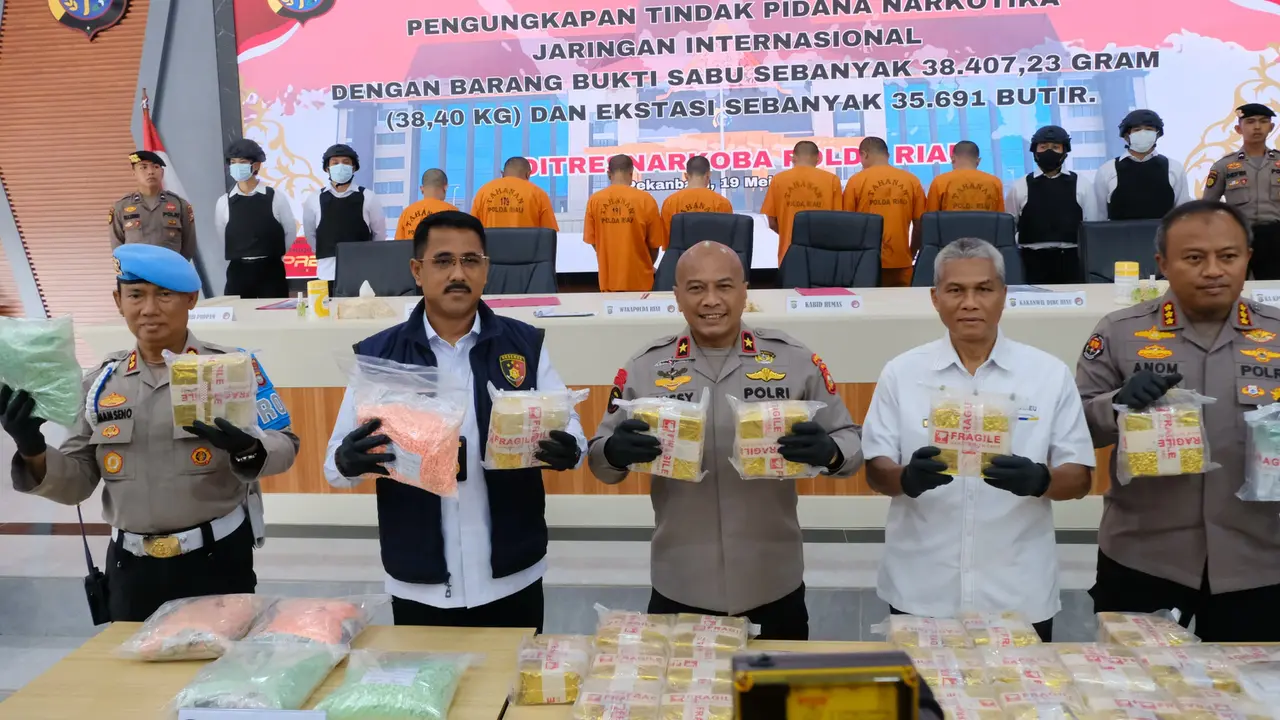 Konferensi pers pengungkapan 35 kilogram sabu jaringan internasional oleh Polda Riau.