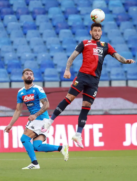 Penyerang Genoa, Antonio Sanabria menyundul bola saat menjamu Napoli pada pekan ke-31 Serie A Liga Italia musim 2019/2020 di Stadion Luigi Ferraris, Rabu (8/7/2020). Napoli unggul tipis 2-1 atas Genoa. (Tano Pecoraro / LaPresse via AP)