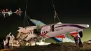 Puing-puing pesawat TransAsia Airways turboprop ATR 72-600 yang jatuh di sungai Taipe, Taiwan, Rabu (4/2/2015).  Pesawat yang mengangkut 58 penumpang dan awak pesawat itu terhempas ke sungai saat hendak lepas landas. (REUTERS/Pichi Chuang)