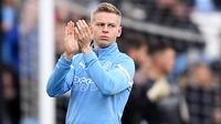 Oleksandr Zinchenko jarang menjadi pilihan utama di Manchester City usai kalah saing dengan Joao Cancelo di posisi bek kiri. Musim lalu, ia memainkan 28 pertandingan di semua kompetisi dengan mencetak lima assist. Menurut The Sun, Zinchenko digaji oleh Man City sebesar 20 ribu paun per pekan atau 360 juta rupiah per pekan. (AFP/Oli Scarff)