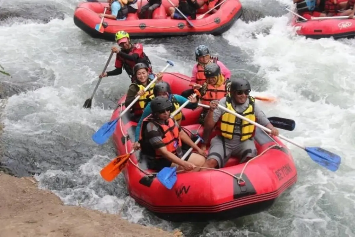 Keseruan rafting di Sungai Elo Magelang. (Istimewa).