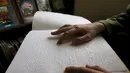 Pengunjung membaca buku braille di perpustakaan khusus tunanetra di Krasnoyarsk, Siberia, Rusia (15/3). Perpustakaan ini memang dikhususkan untuk para tunanetra. (REUTERS/Ilya Naymushin)