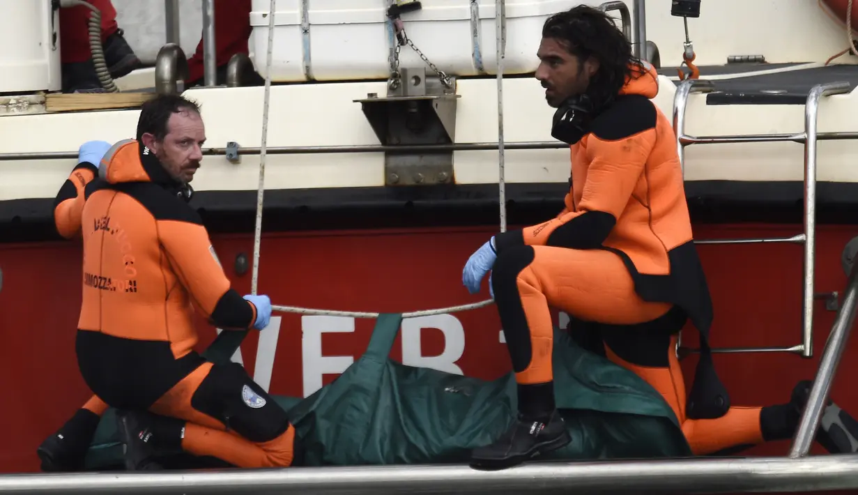 Penyelam Italia membawa ke darat, di dalam kantong hijau, jasad salah satu korban dari kapal pesiar mewah (superyacht) Bayesian, di Porticello dekat Palermo, Rabu (21/8/2024). (AP Photo/Salvatore Cavalli)