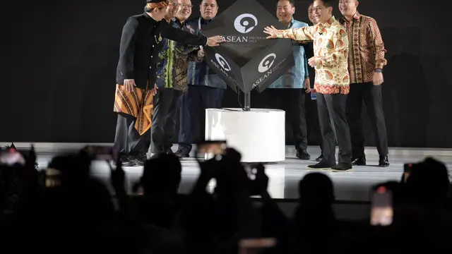 Ketua ASEAN-BAC 2023, Arsjad Rasjid menyerahan tongkat estafet keketuaan Indonesia di ASEAN-BAC kepada Laos sebagai pemimpin ASEAN 2024. (Dok Kadin Indonesia)