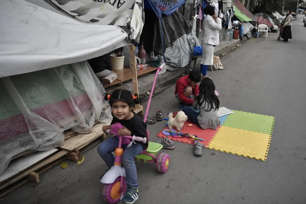 Potret Anak-Anak Pengungsi Afghanistan di Jalanan Athena