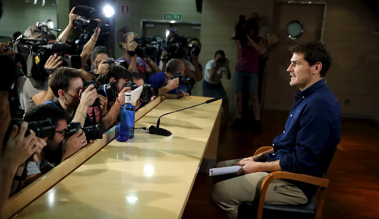 Suasana saat Iker Casillas menyampaikan salam perpisahan di Stadion Santiago Bernabeu, Madrid, Spanyol, Minggu (12/7/2015). Setelah 25 tahun, Casillas akhirnya resmi meninggalkan Real Madrid menuju Porto FC. (REUTERS/Andrea Comas)