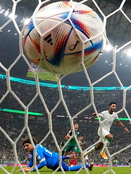 Pemain Arab Saudi Salem Al-Dawsari mencetak gol ke gawang Meksiko pada pertandingan sepak bola Grup C Piala Dunia 2022 di Stadion Lusail, Lusail, Qatar, 30 November 2022. Meksiko menang 2-1 tetapi gagal melaju ke babak 16 besar Piala Dunia 2022. (AP Photo/Ebrahim Noroozi)