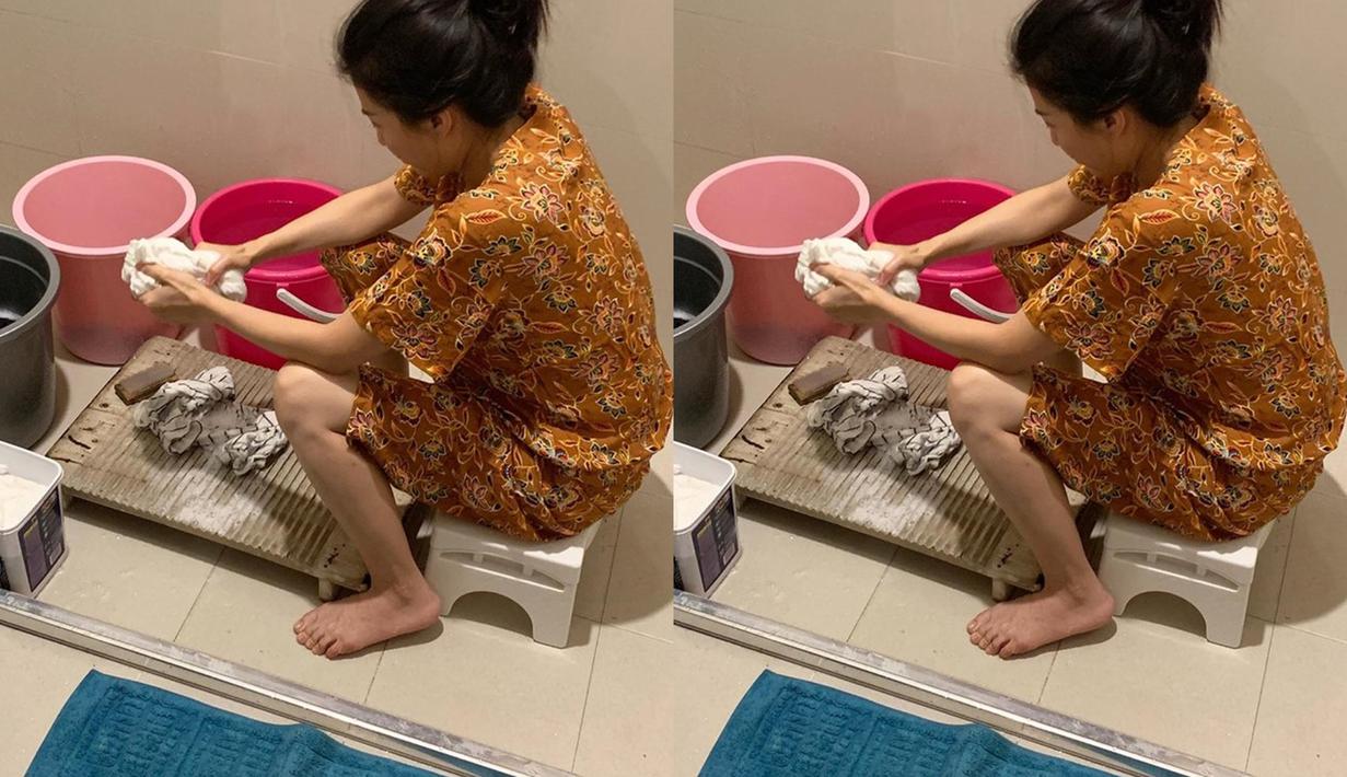 Sarwendah memiliki sisi sederhana yang tak mengenal rasa gengsi. Istri Ruben Onsu ini memilih mencuci baju sendiri dengan tangan. Kesederhanaan Sarwendah yang tak manja ini banjir pujian warganet. (Liputan6.com/IG/sarwendah29)