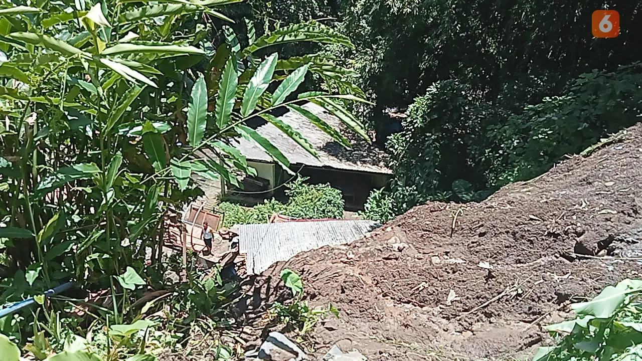 Tebing di wisata Air Terjun Jagir longsor menimpa sejumlah bangunan (Hermawan Arifianto/Liputan6.com)