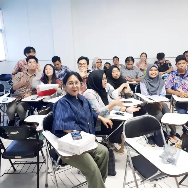 7 Potret Tetty Nasution, Ibunda Raditya Dika yang Jarang Tersorot