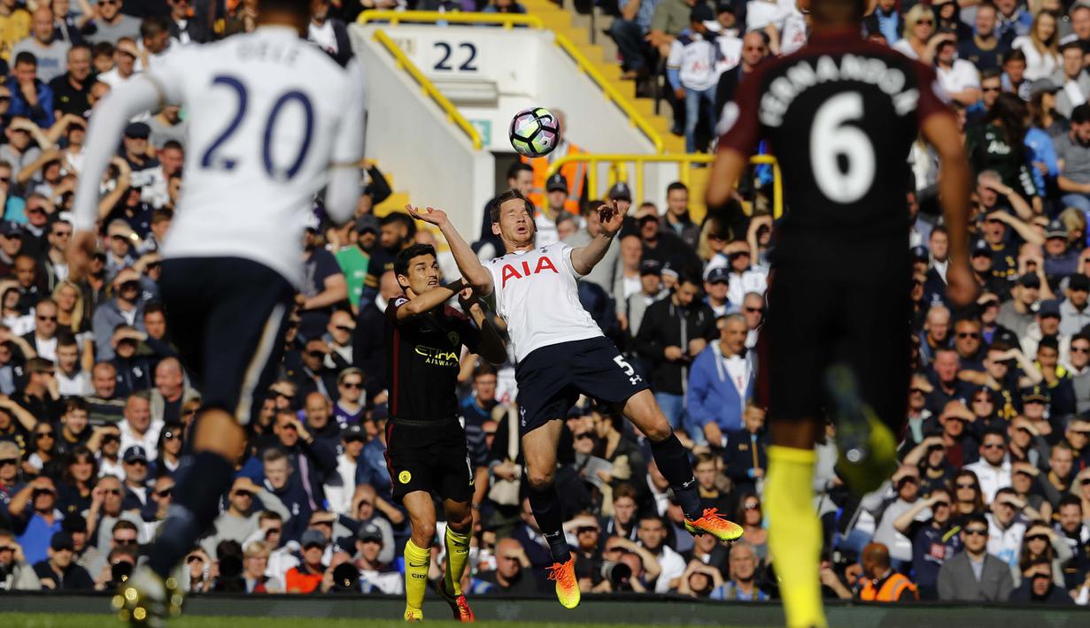 Pemain Tottenham Hotspur, Jan Vertonghen menghalau bola dari kejaran pemain Manchester City, Jesús Navas pada laga Premier League di Stadion White Hart Lane, London, Minggu (2/10/2016) (AP/Frank Augstein)