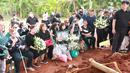 Pihak Keluarga mengiringi prosesi pemakaman mantan pelatih Timnas Indonesia, Benny Dolo di Tempat Pemakaman Umum (TPU) Pondok Benda, Pamulang, Tangerang Selatan, Sabtu (4/2/2023) siang WIB. Bendol, sapaan akrabnya, meninggal dunia pada Rabu (1/2/2023) karena sakit. (Bola.com/M Iqbal Ichsan)