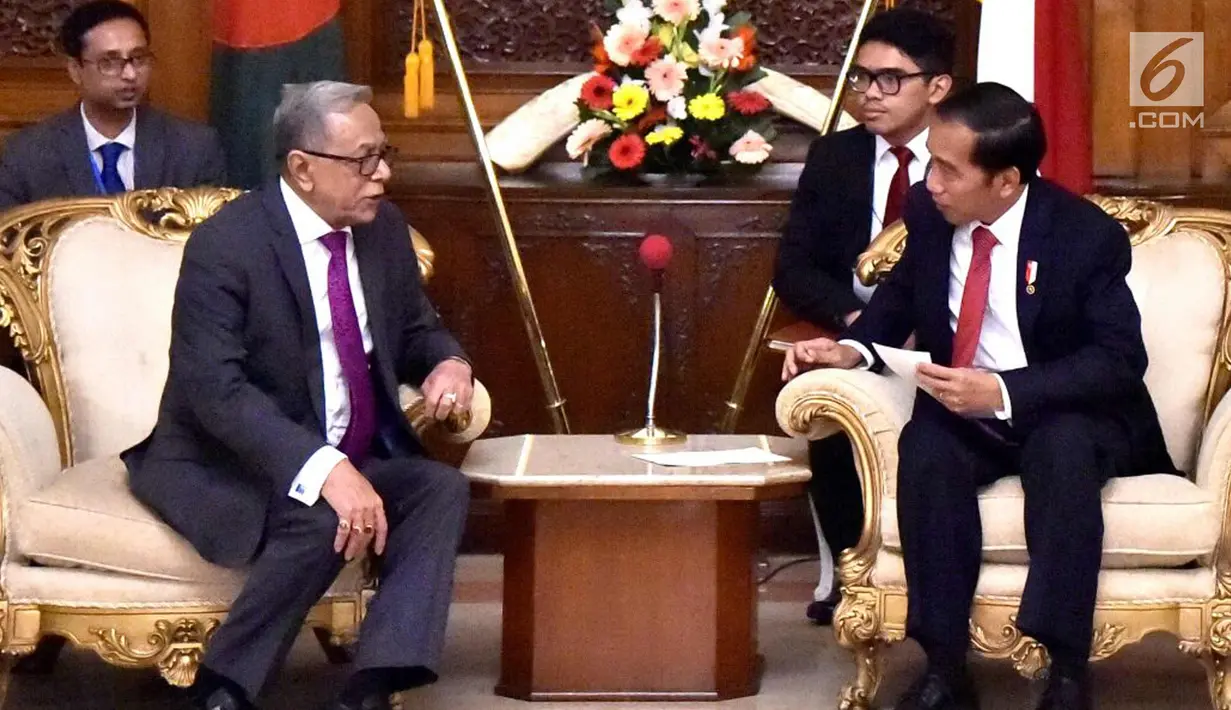 Presiden Joko Widodo berbincang dengan Presiden Bangladesh Abdul Hamid di Credential Hall, (27/1). Jokowi menyatakan Indonesia siap mendukung Bangladesh mencapai target keluar dari kelompok LDCs 2024 mendatang. (Liputan6.com/Pool/Rusman Biro Pers Setpres)