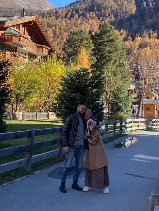 Seperti penampilannya baru-baru ini saat liburan keliling Eropa bersama sang suami, Teuku Wisnu. Ia kerap tampil dengan padu padan busana yang eye-catching. @shireensungkar.